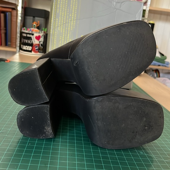 🖤 Black Platform Buckle Heels 🖤 - Picture 5 of 15